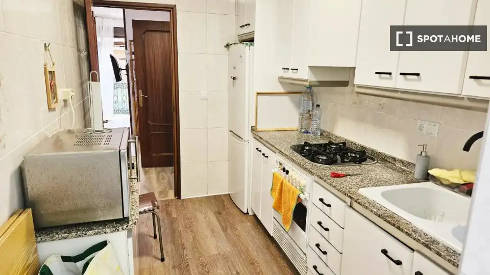 Cuina de Pis de lloguer en Valencia amb Aire condicionat, Calefacció i Moblat