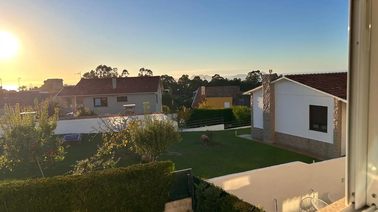 Vista exterior de Casa adosada de lloguer en Nigrán amb Calefacció, Jardí privat i Parquet