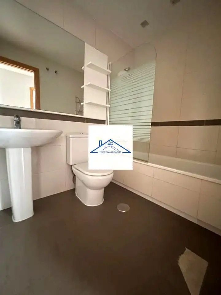 Badezimmer von Erdgeschoss zum Verkauf in Casarrubios del Monte mit Terrasse