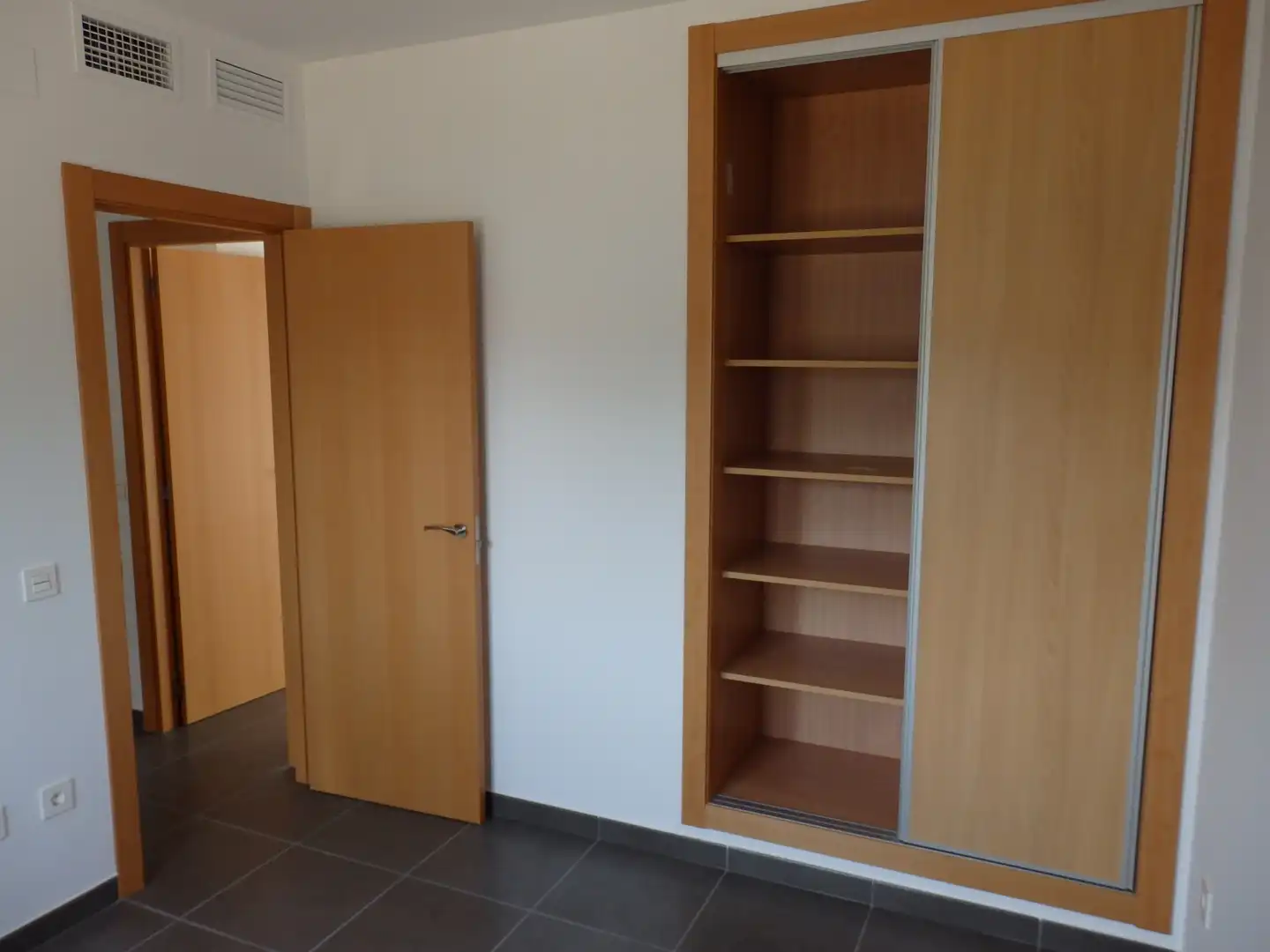 Einfamilien-Reihenhaus zum Verkauf in Mont-roig del Camp mit Klimaanlage, Privatgarten und Terrasse