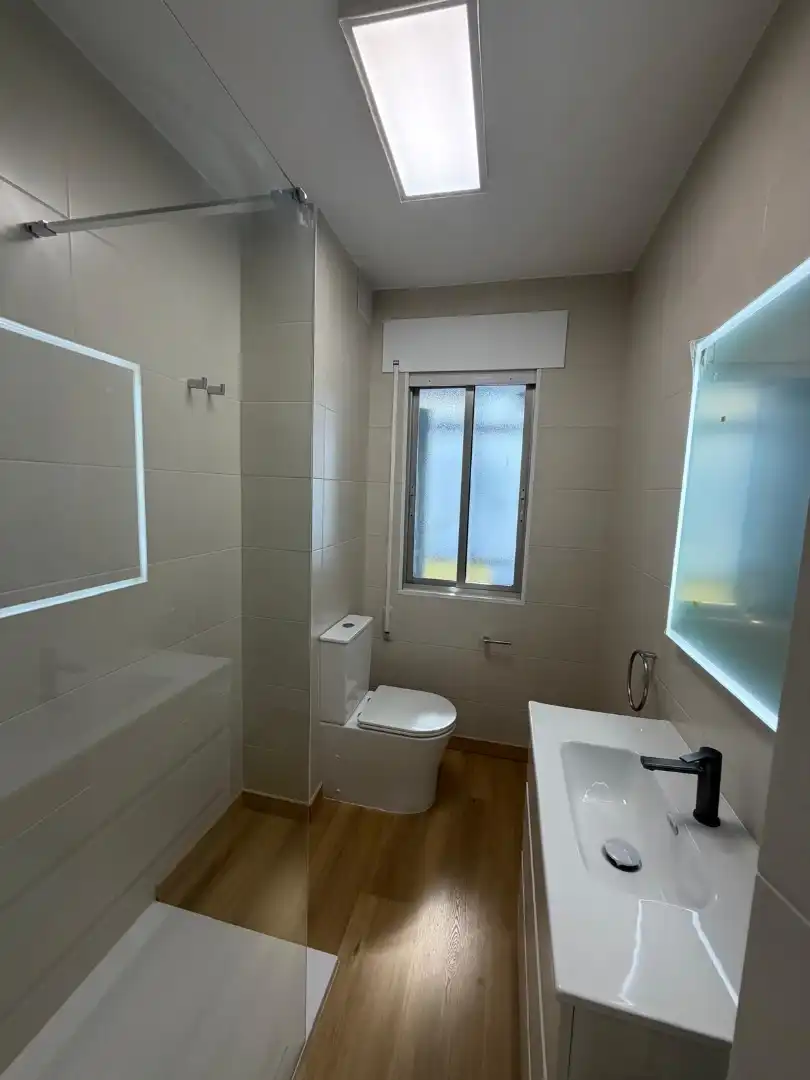 Baño de Piso de alquiler en Lugo con Calefacción, Parquet y Trastero