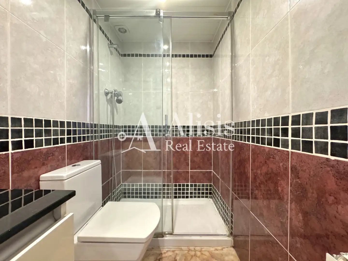 Badezimmer von Einfamilien-Reihenhaus zum Verkauf in Pallejà mit Klimaanlage, Heizung und Terrasse