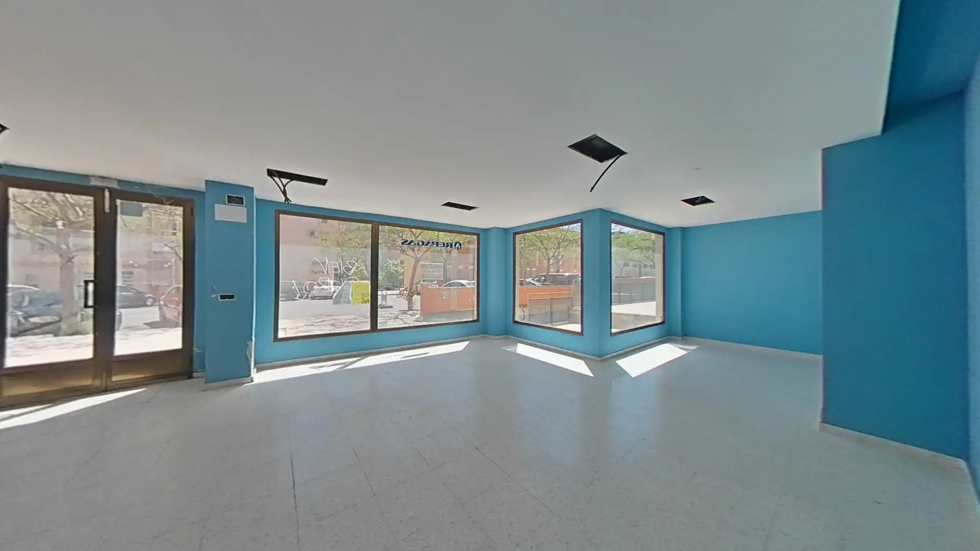 Business premises for sale in 17