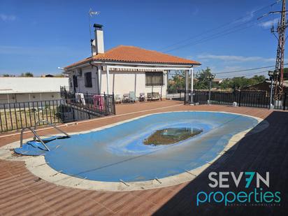 Piscina de Casa o xalet en venda en Chozas de Canales amb Aire condicionat, Calefacció i Terrassa