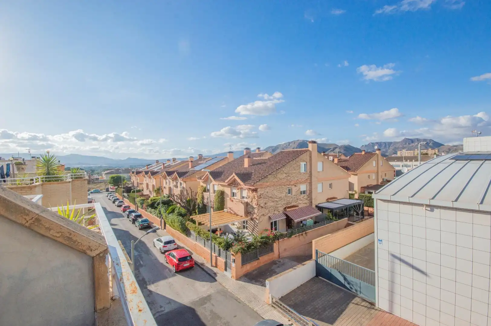 Vista exterior de Casa adosada en venda en Elda amb Aire condicionat, Terrassa i Traster