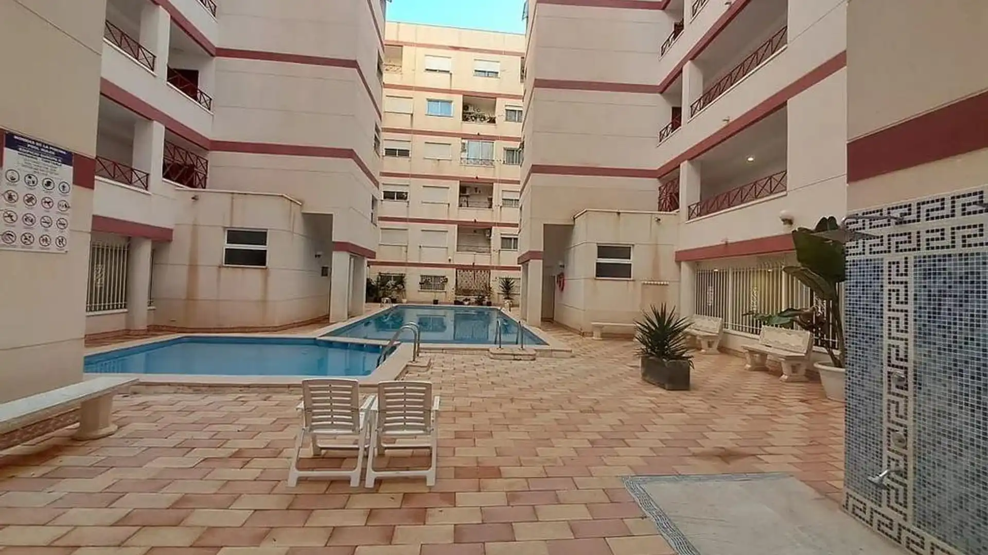Piscina de Apartament en venda en Torrevieja amb Aire condicionat, Traster i Moblat
