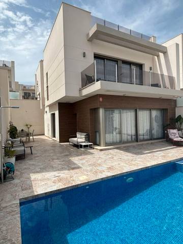Casa-chalet en Venta en Avenida de las Brisas en Villamartín - Las Filipinas