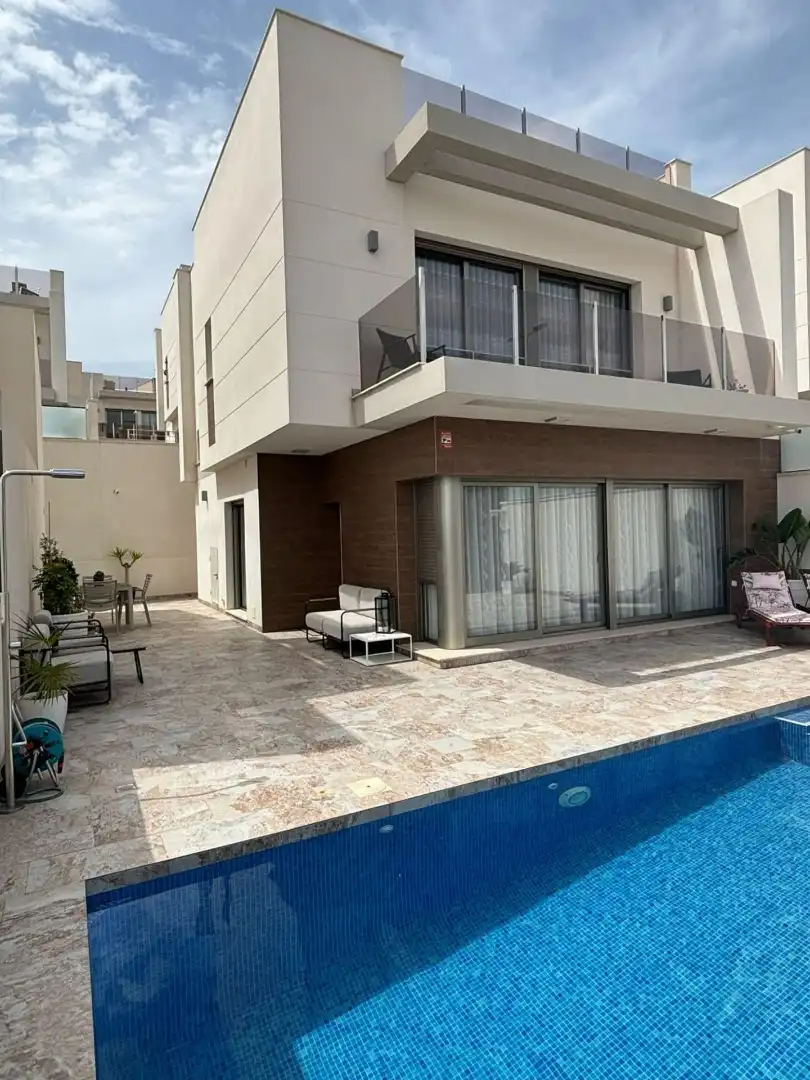 Detached house for sale in Avenida de las Brisas