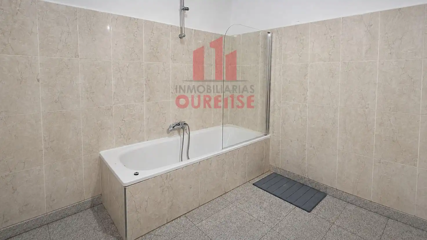 Bathroom of Flat for rent in Ourense Capital   with Heating, Furnished and Balcony