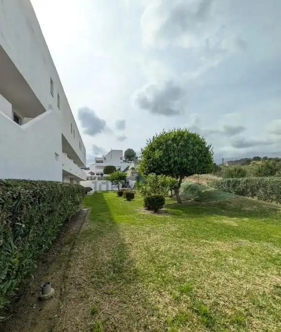 Vista exterior de Dúplex en venda en Estepona amb Jardí privat, Terrassa i Piscina comunitària