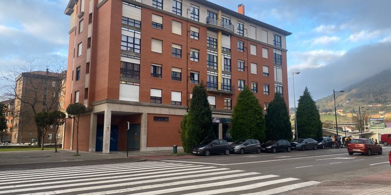 Vista exterior de Pis en venda en Oviedo  amb Traster i Balcó