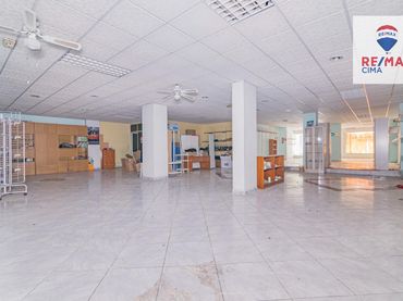 Local comercial en venda a Calle SICILIA