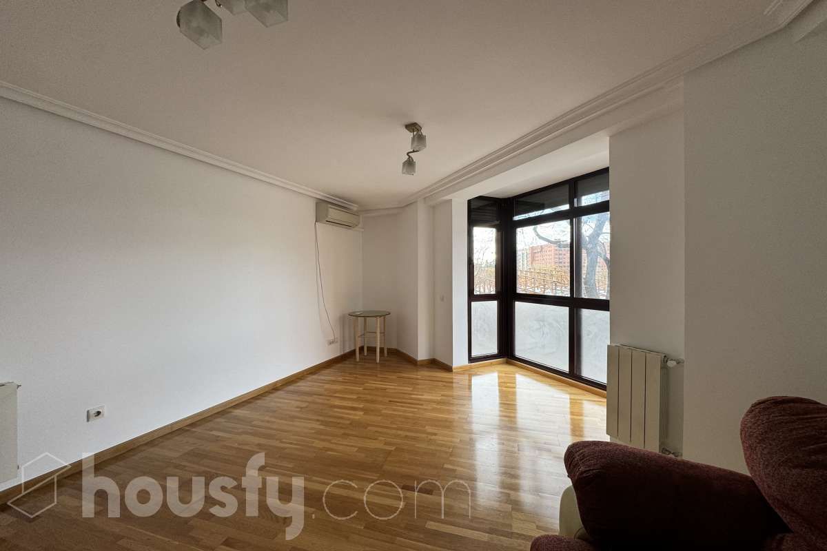 Living room of Flat to rent in  Madrid Capital  with Air Conditioner, Heating and Parquet flooring