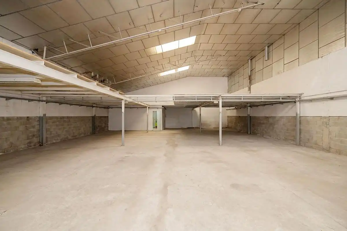 Nave industrial in affitto a Calle Alora