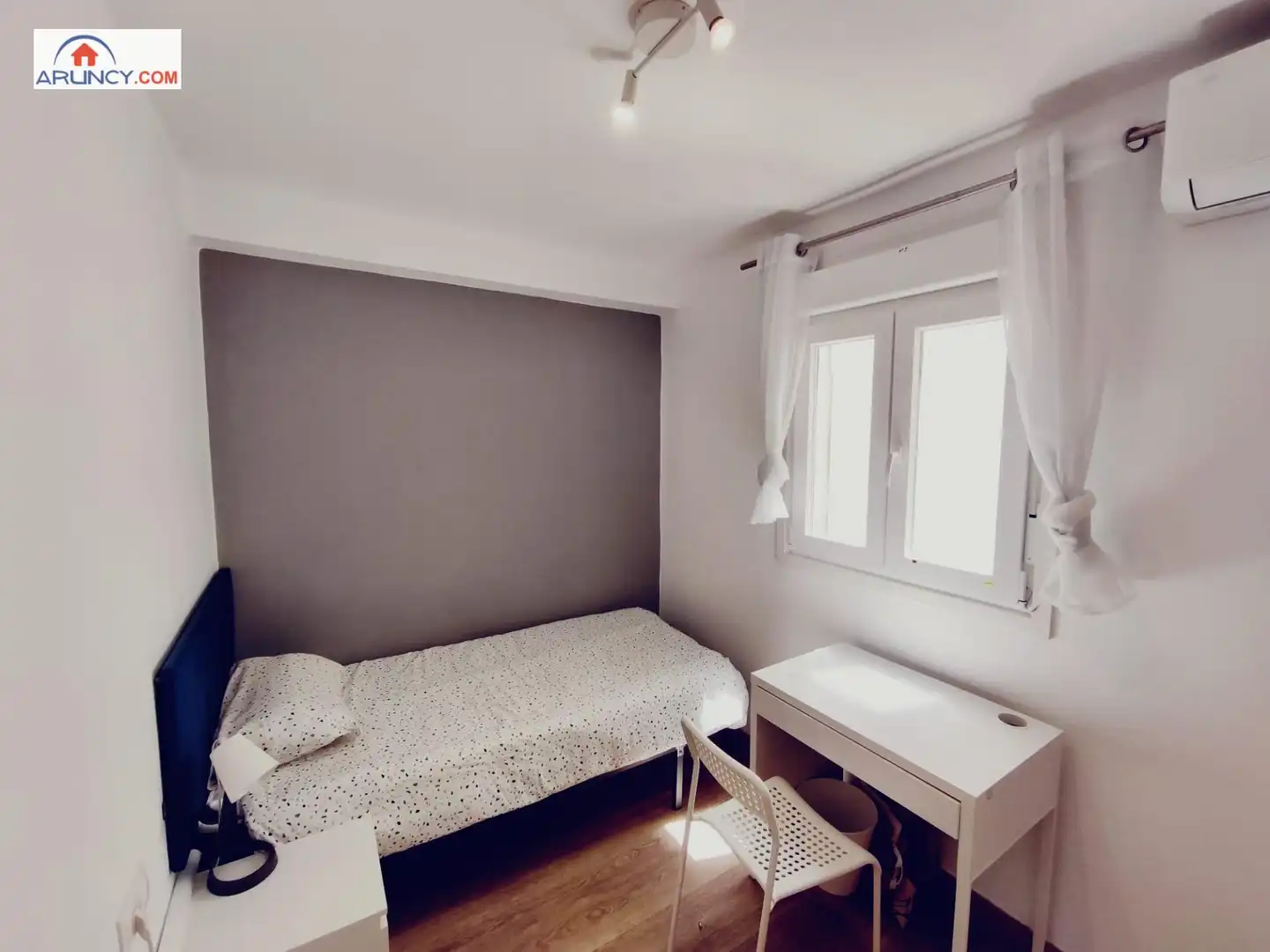 Bedroom of Flat for sale in Sevilla  with Air Conditioner, Heating and Furnished