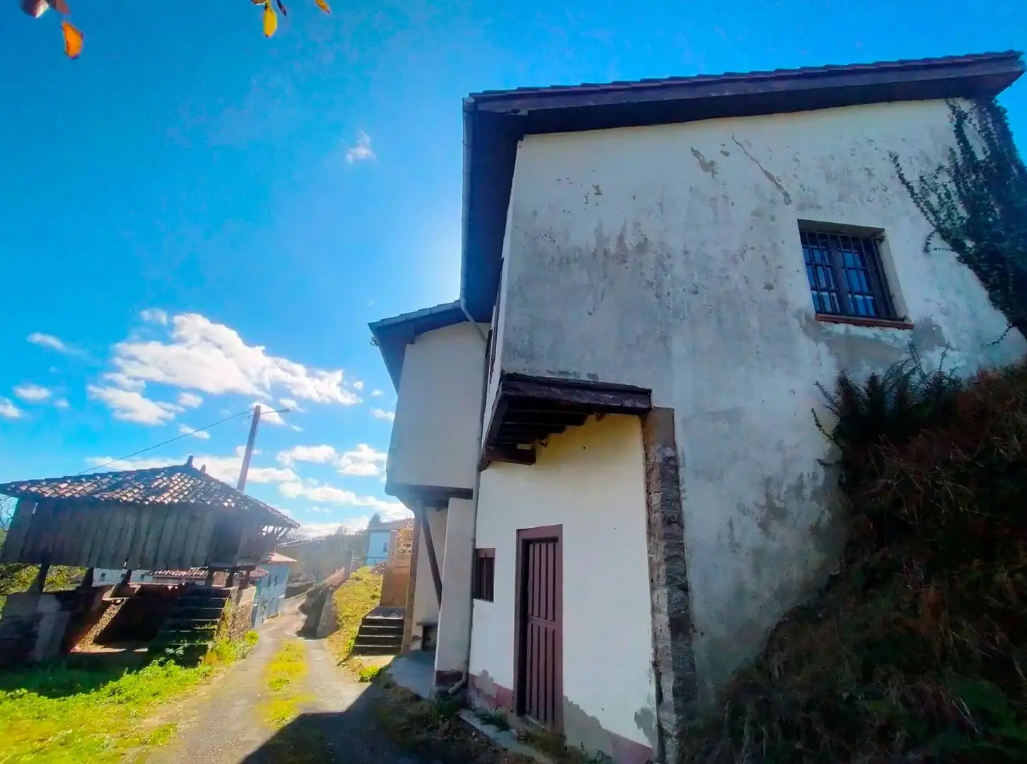 Vista exterior de Finca rústica en venda en Salas amb Calefacció, Jardí privat i Traster