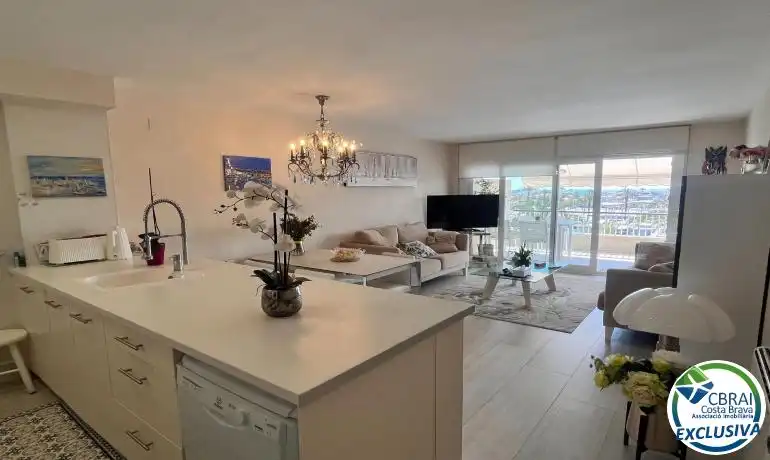 Sala d'estar de Apartament en venda en Empuriabrava amb Aire condicionat, Calefacció i Moblat