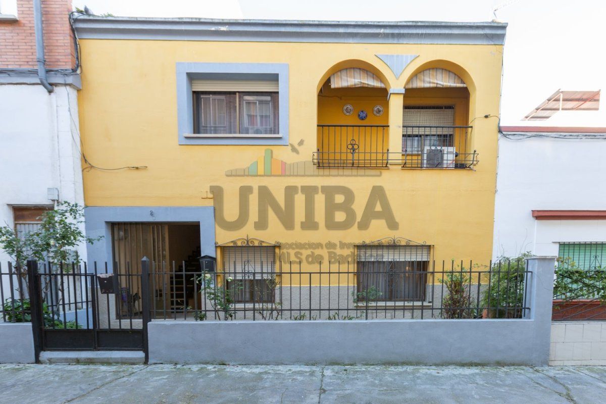 Exterior view of House or chalet for sale in Badajoz Capital  with Terrace and Balcony