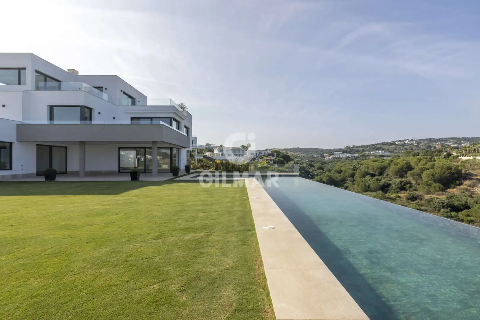 Vista exterior de Casa o xalet en venda en Sotogrande amb Calefacció, Jardí privat i Piscina