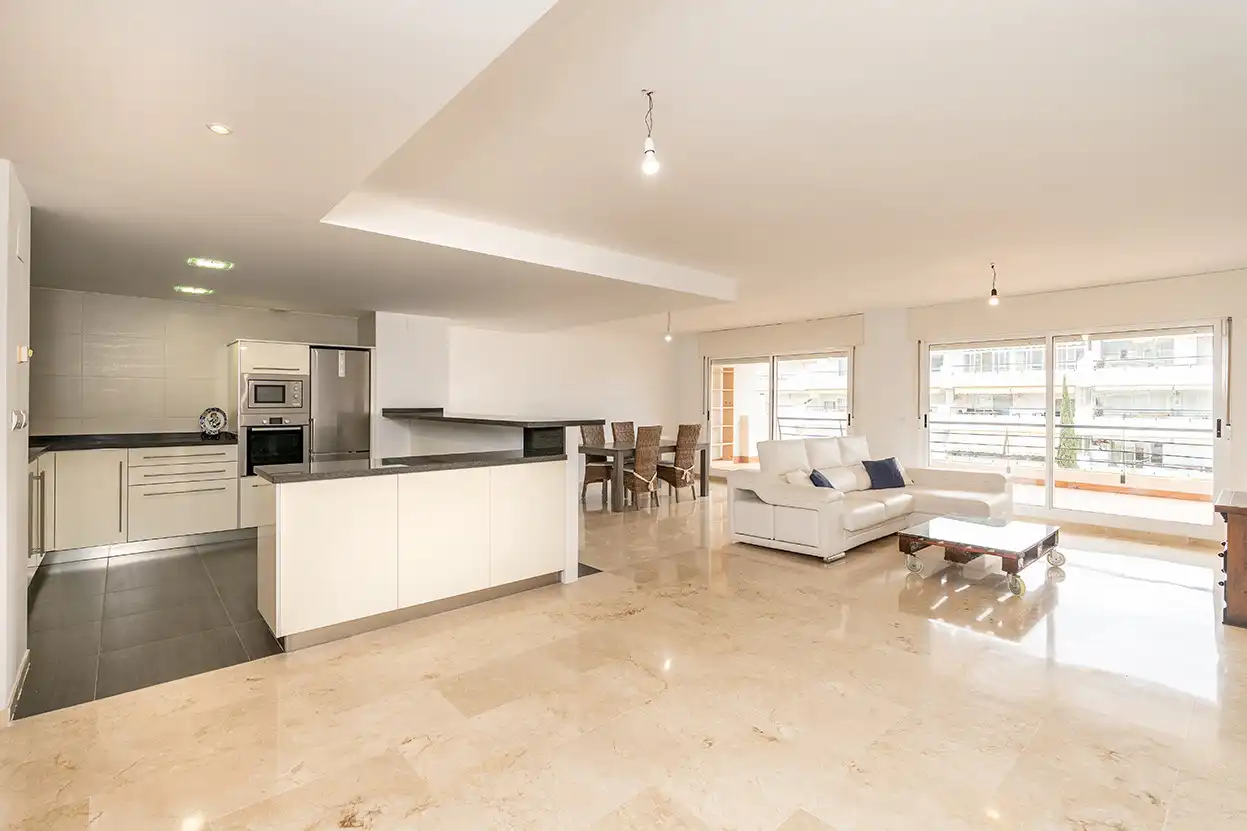 Sala d'estar de Àtic en venda en Marbella amb Calefacció, Terrassa i Piscina