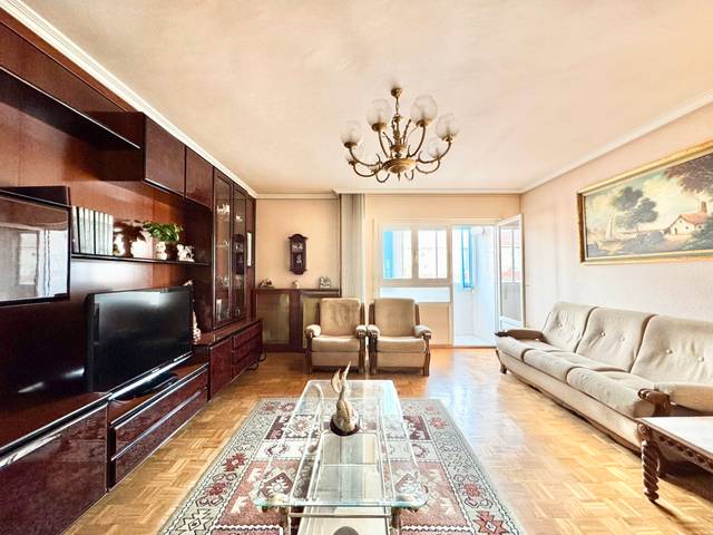 Piso en Venta en Calle Gregorio Marañón en Anduva - Miranda sur