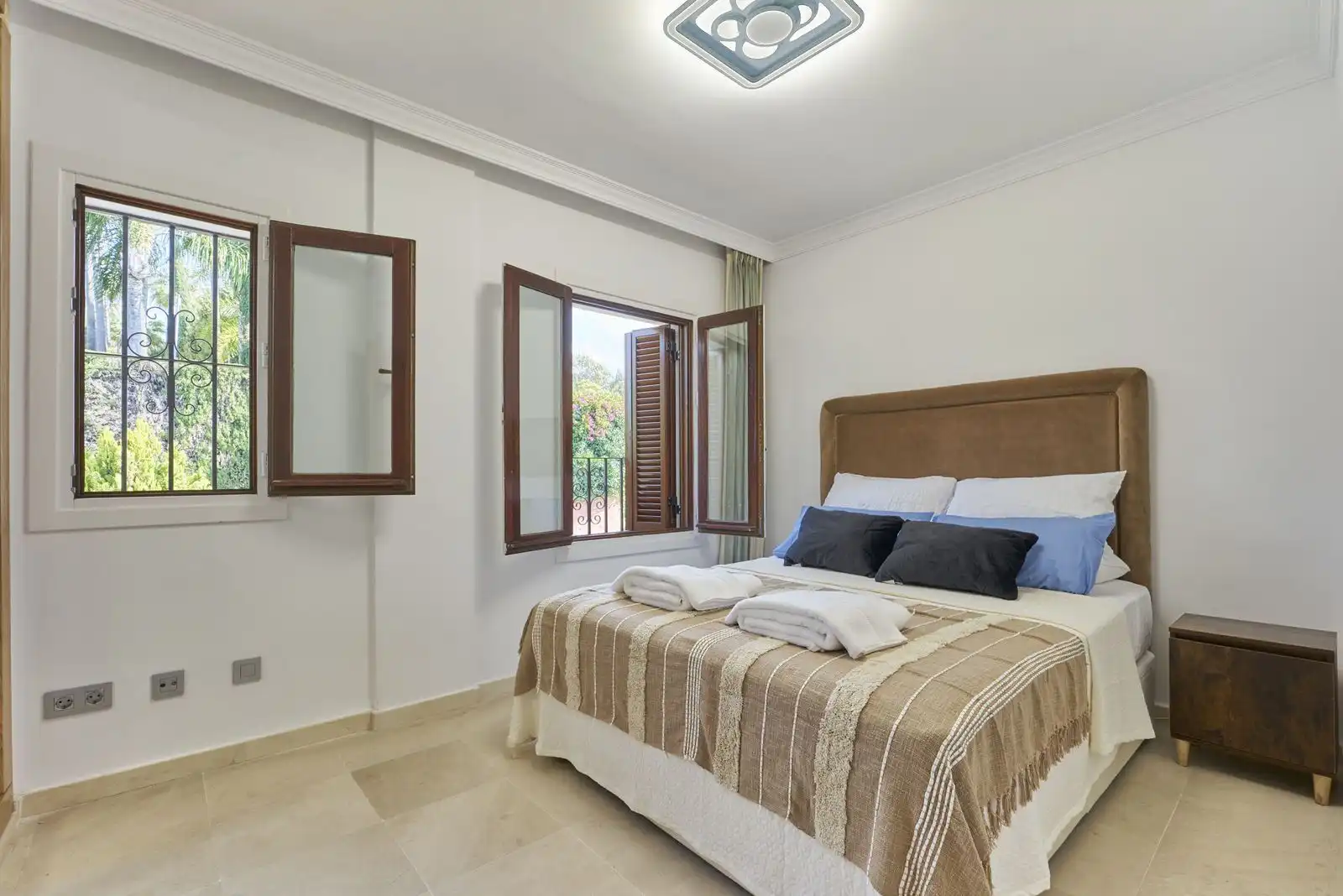 Dormitori de Casa adosada en venda en Marbella amb Jardí privat, Moblat i Piscina comunitària