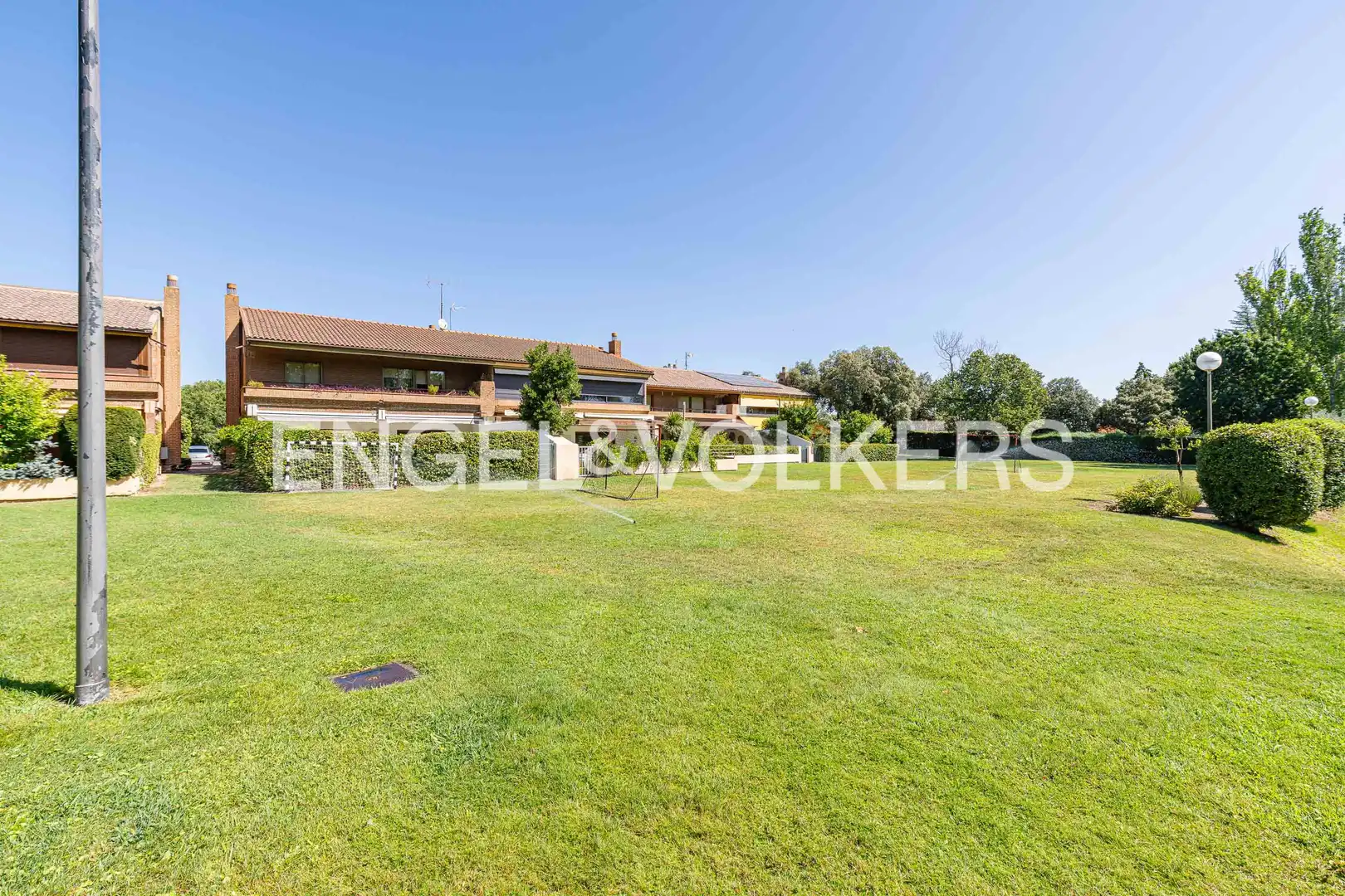Vista exterior de Casa adosada de lloguer en Boadilla del Monte amb Calefacció, Jardí privat i Parquet