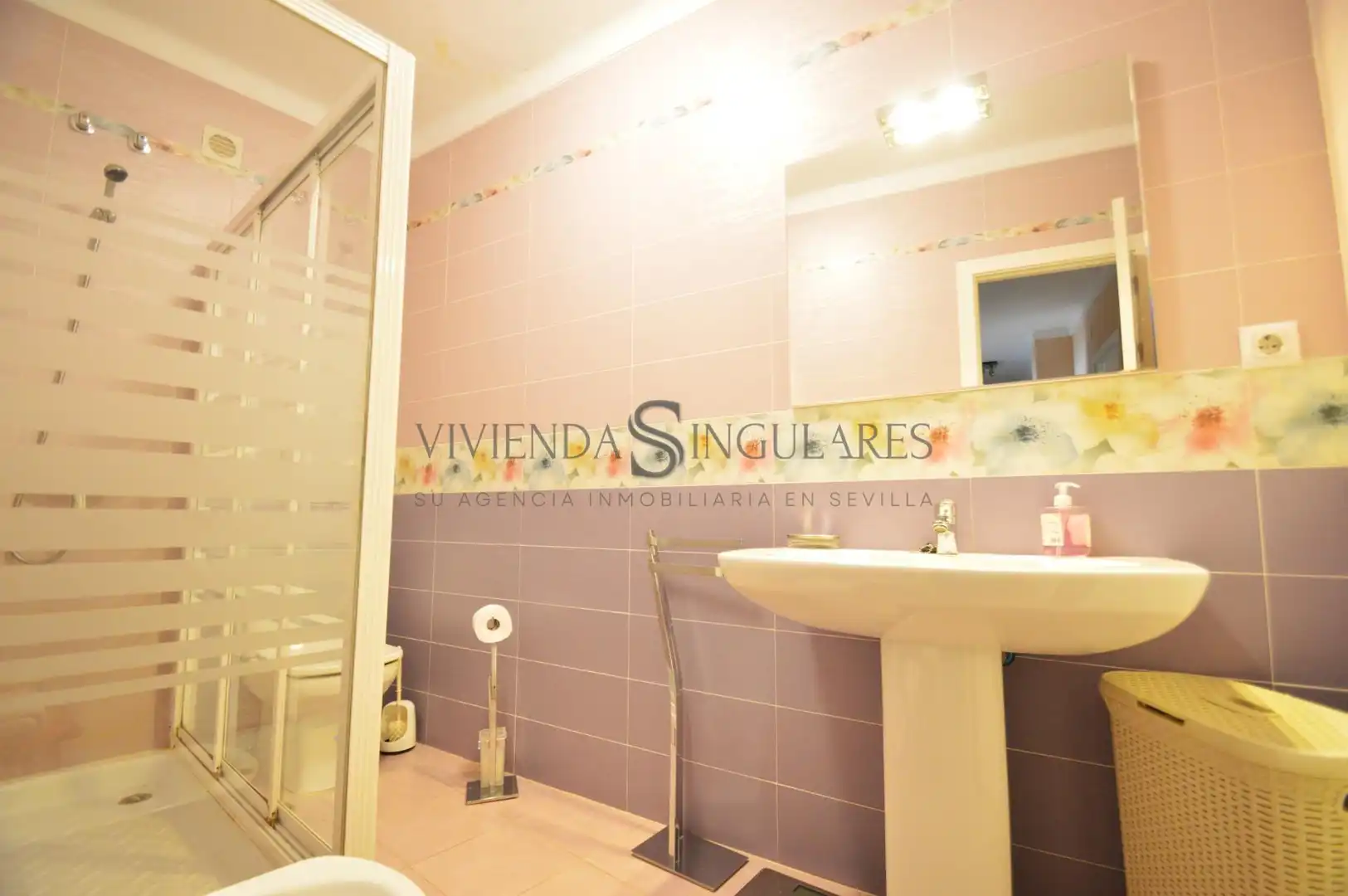 Bathroom of Flat for sale in Sevilla  with Air Conditioner, Terrace and Storage room