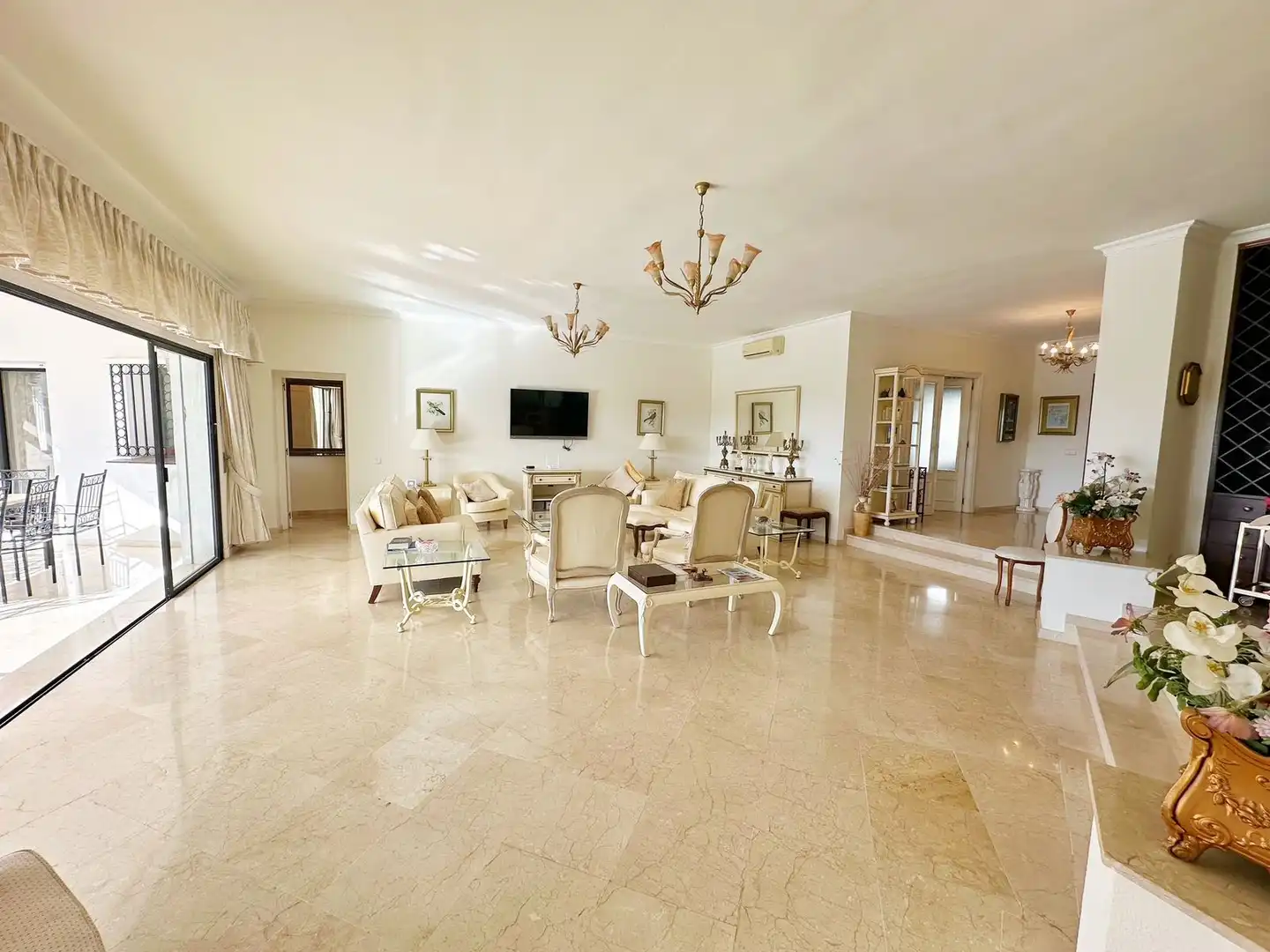 Sala de estar de Casa o chalet de alquiler en Estepona con Aire acondicionado, Jardín privado y Piscina