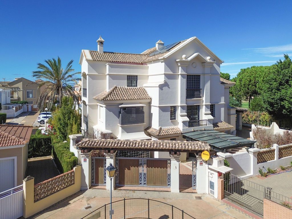 Vista exterior de Casa o xalet en venda en Islantilla amb Jardí privat i Piscina