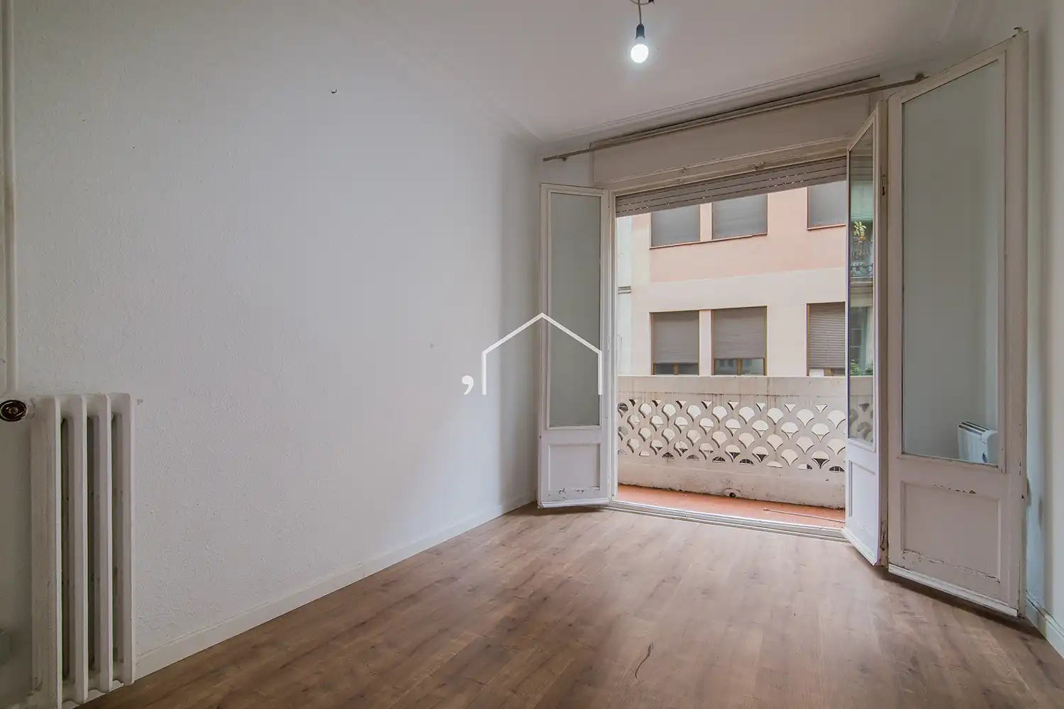 Schlafzimmer von Wohnung zum Verkauf in Barcelona mit Heizung, Parkett und Ofen