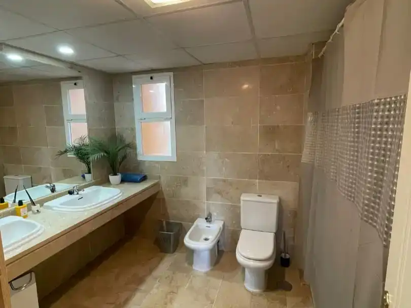 Badezimmer von Wohnung zur Miete in Mijas mit Schwimmbad und Balkon