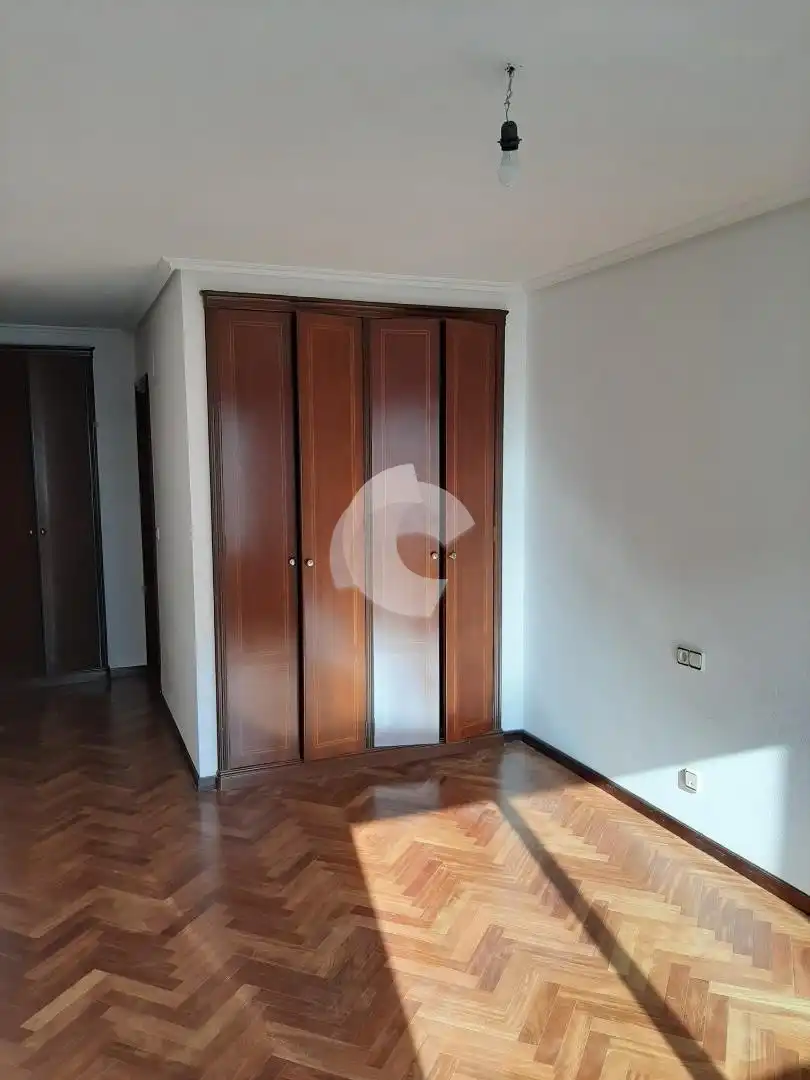 Habitación de Piso de alquiler en A Coruña Capital  con Calefacción, Parquet y Trastero