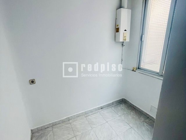 Bedroom of Apartment for sale in  Madrid Capital