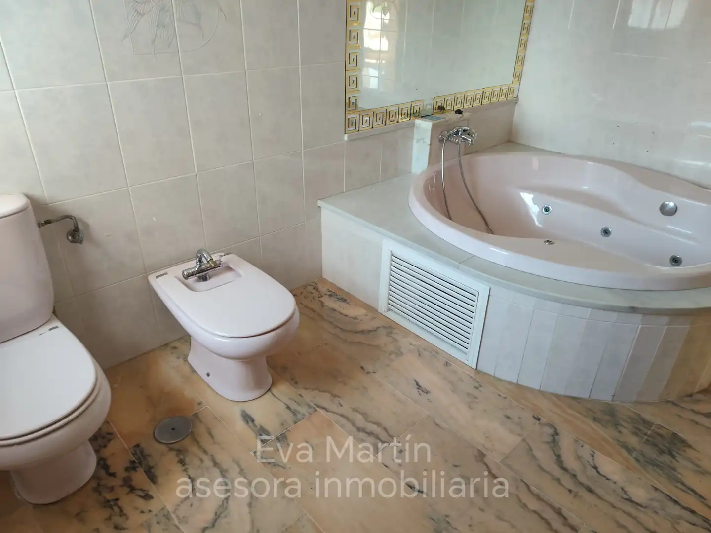 Baño de Casa o chalet de alquiler en Montequinto con Aire acondicionado, Calefacción y Jardín privado