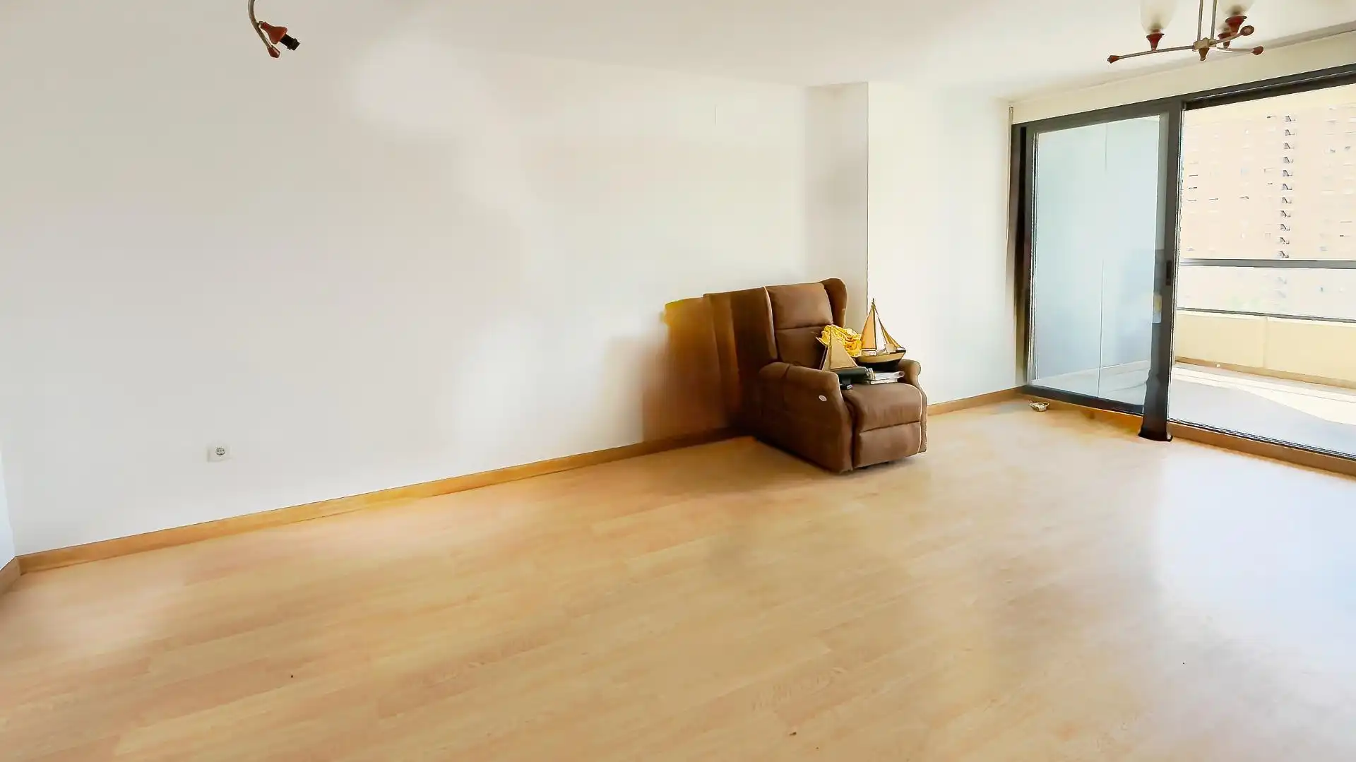 Sala d'estar de Pis en venda en Benidorm amb Aire condicionat, Jardí privat i Terrassa