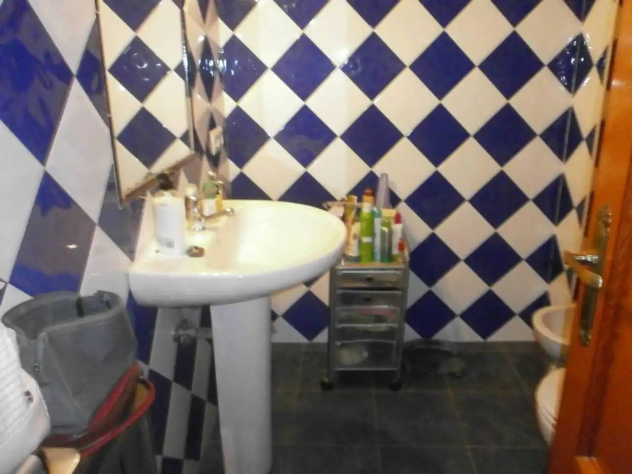 Bany de Pis en venda en Oviedo  amb Calefacció, Parquet i Balcó