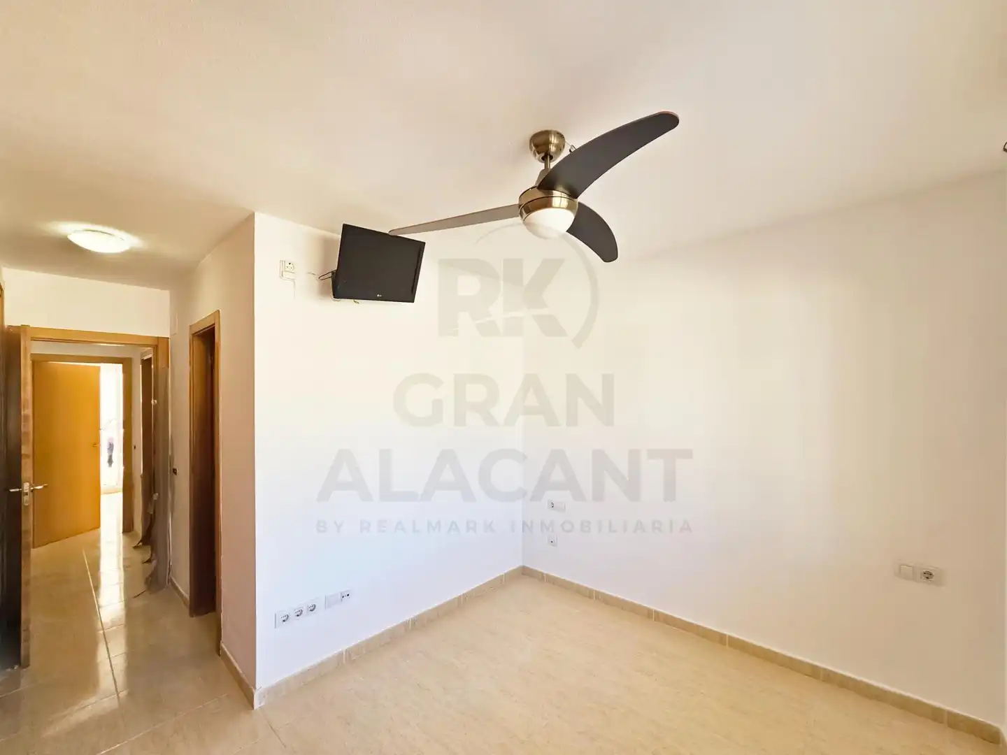 Habitación de Planta baja en venta en Santa Pola con Aire acondicionado, Calefacción y Jardín privado