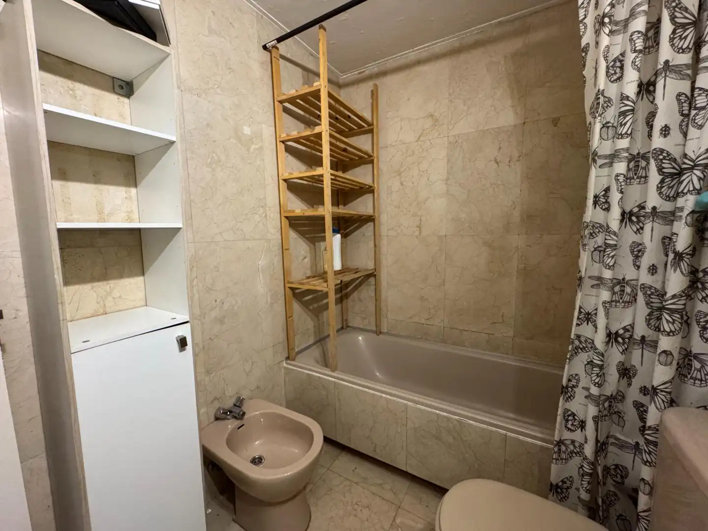 Bathroom of Flat for sale in Madrid  with Air Conditioner, Private garden and Parquet flooring
