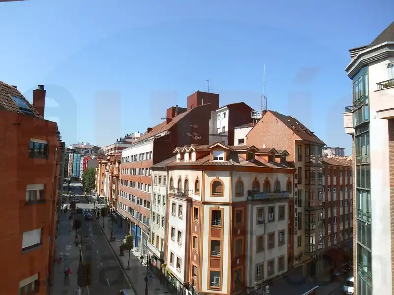 Außenansicht von Wohnung zur Miete in Oviedo  mit Heizung, Terrasse und Möbliert