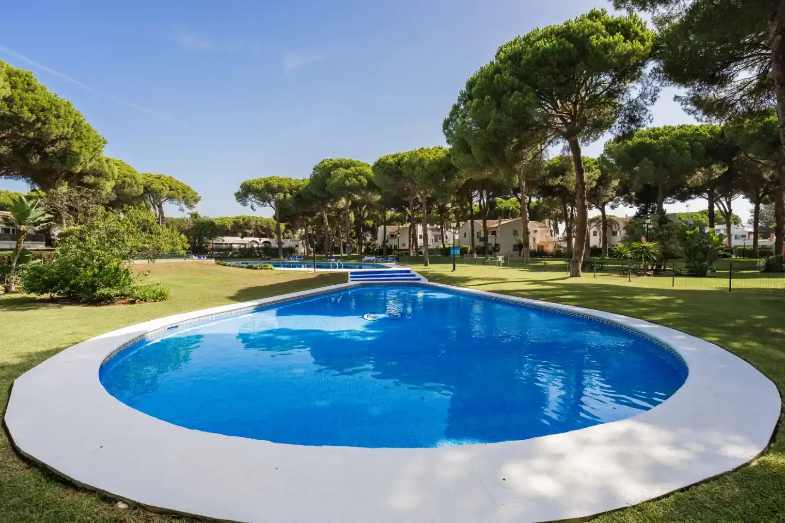 Piscina de Casa adosada en venda en Estepona amb Aire condicionat, Jardí privat i Piscina