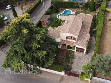 Casa amb piscina en venda a Avenida Onze de Setembre 77