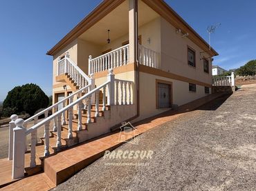 Casa con balcón en venta en Almodóvar del Río