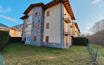 Vista exterior de Planta baixa en venda en Camprodon amb Jardí privat i Parquet