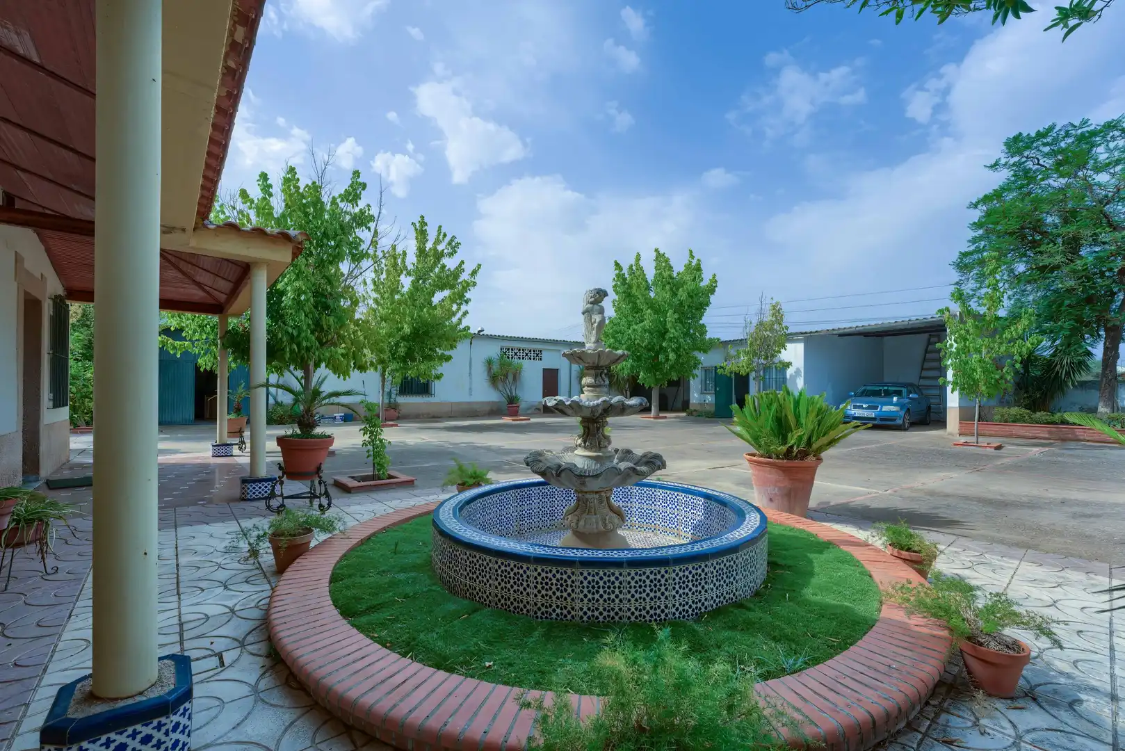 Vista exterior de Casa o xalet en venda en Carmona amb Jardí privat, Terrassa i Piscina