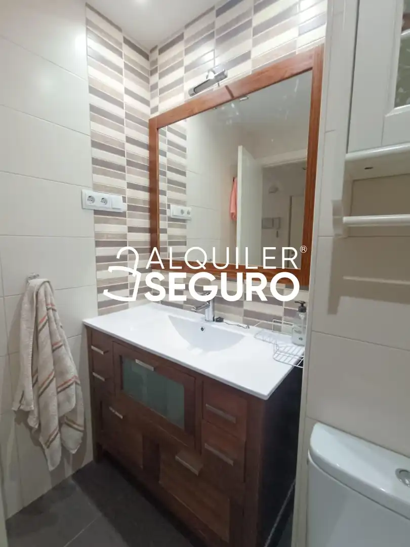 Bathroom of Flat for rent in Madrid  with Air Conditioner, Heating and Terrace