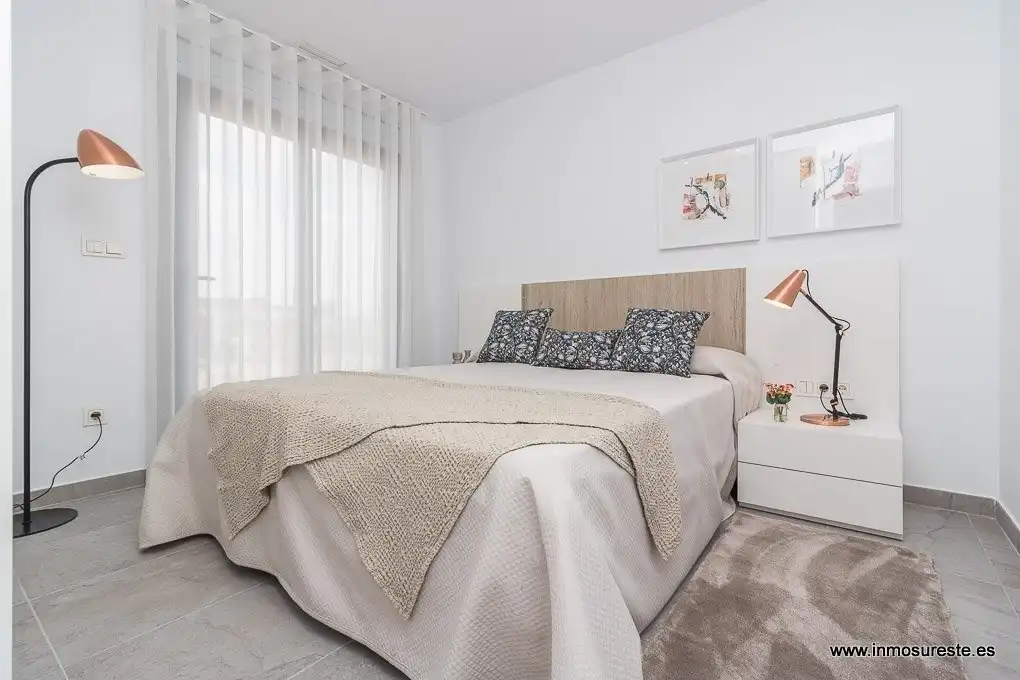 Dormitori de Apartament en venda en Torrevieja amb Jardí privat, Terrassa i Piscina comunitària