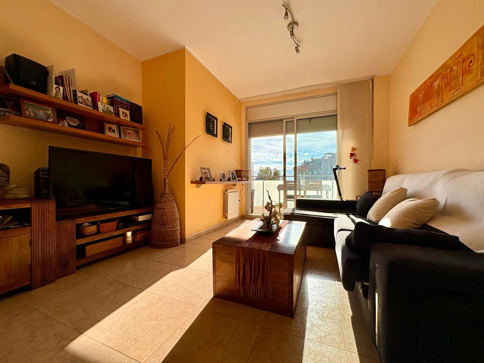 Sala d'estar de Pis en venda en Cubelles amb Aire condicionat, Calefacció i Parquet