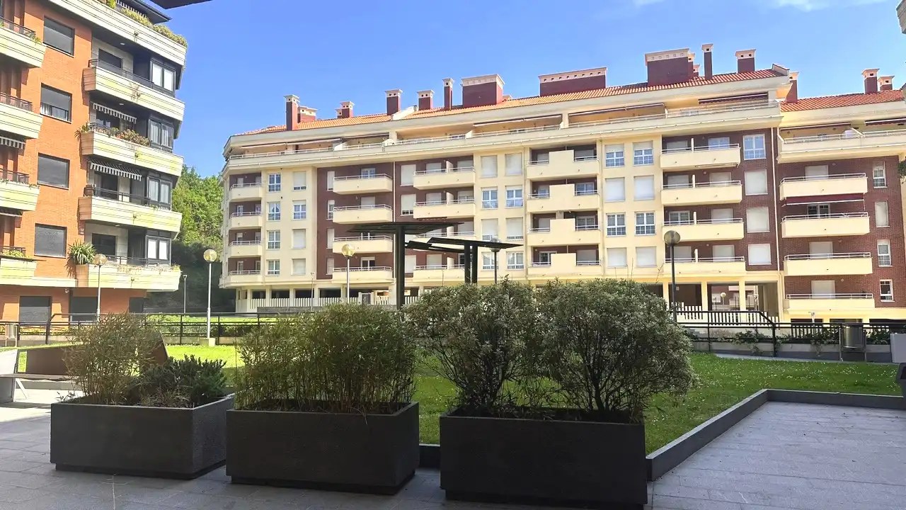 Vista exterior de Piso en venta en Castro-Urdiales con Calefacción, Trastero y Amueblado