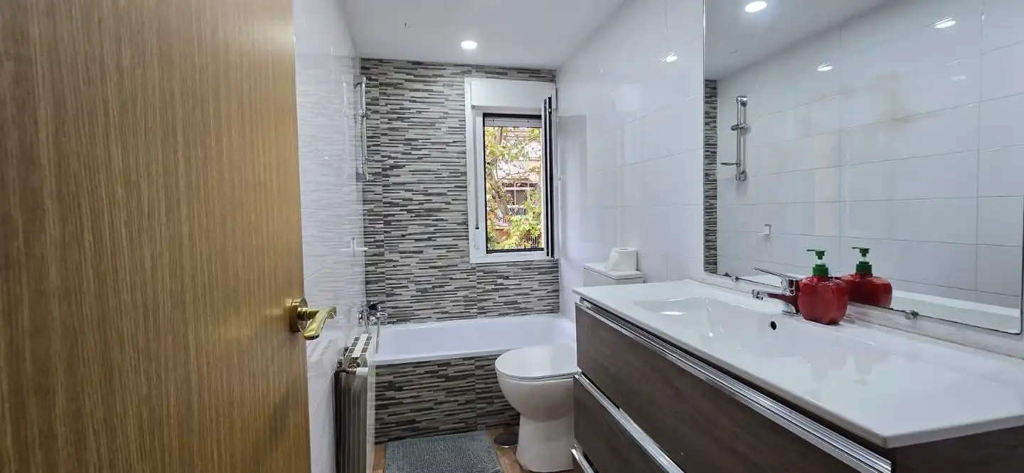 Bathroom of Flat for sale in Madrid